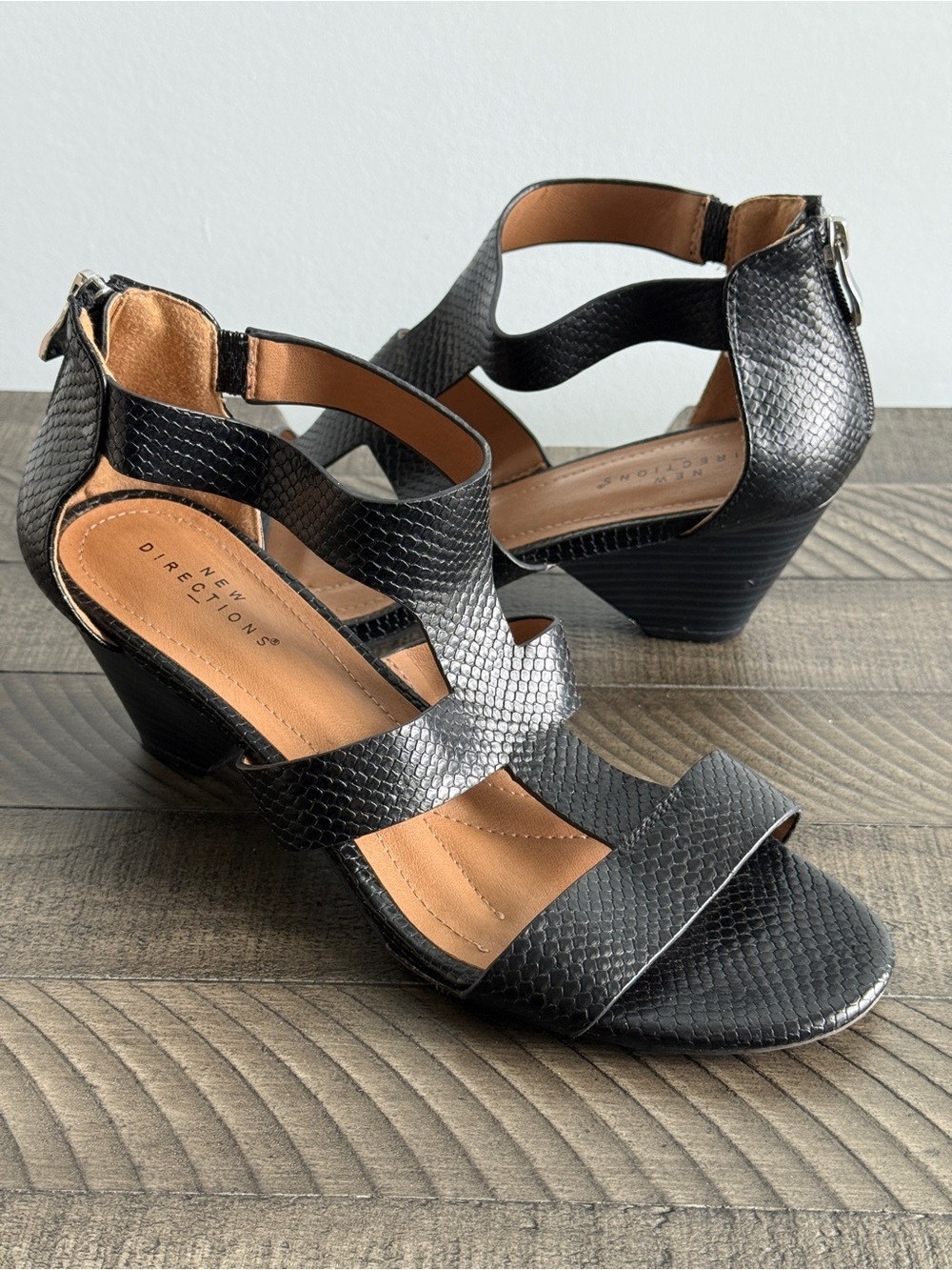 New Directions Black Textured Strappy Mid-Heel Sandals Size 9